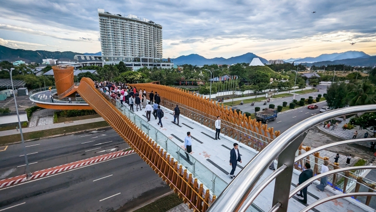 Cầu đi bộ ngắm cảnh tuyệt đẹp ven biển Đà Nẵng hoạt động